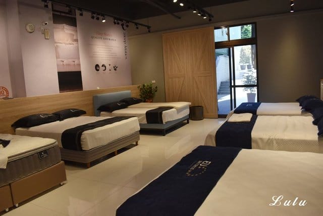 土城床墊寢具推薦。歐盟晶典睡眠館。凡到店參觀即贈精美抱枕一顆。年終慶，床墊折扣超優惠。結合各國進口品牌床墊＆台灣MIT床墊。價格優惠又實在。優質寢具特惠中。結合不同睡感於一張床，半夜起床也不打擾枕邊人