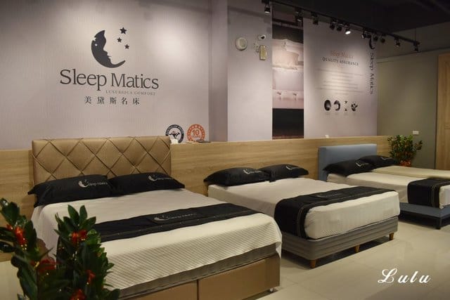 土城床墊寢具推薦。歐盟晶典睡眠館。凡到店參觀即贈精美抱枕一顆。年終慶，床墊折扣超優惠。結合各國進口品牌床墊＆台灣MIT床墊。價格優惠又實在。優質寢具特惠中。結合不同睡感於一張床，半夜起床也不打擾枕邊人