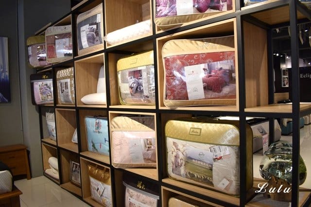 土城床墊寢具推薦。歐盟晶典睡眠館。凡到店參觀即贈精美抱枕一顆。年終慶，床墊折扣超優惠。結合各國進口品牌床墊＆台灣MIT床墊。價格優惠又實在。優質寢具特惠中。結合不同睡感於一張床，半夜起床也不打擾枕邊人