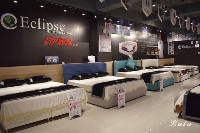 土城床墊寢具推薦。歐盟晶典睡眠館。凡到店參觀即贈精美抱枕一顆。年終慶，床墊折扣超優惠。結合各國進口品牌床墊＆台灣MIT床墊。價格優惠又實在。優質寢具特惠中。結合不同睡感於一張床，半夜起床也不打擾枕邊人