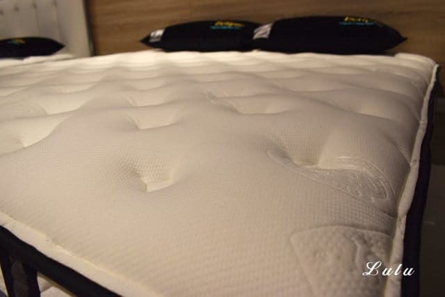 土城床墊寢具推薦。歐盟晶典睡眠館。凡到店參觀即贈精美抱枕一顆。年終慶，床墊折扣超優惠。結合各國進口品牌床墊＆台灣MIT床墊。價格優惠又實在。優質寢具特惠中。結合不同睡感於一張床，半夜起床也不打擾枕邊人