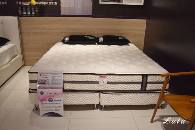 土城床墊寢具推薦。歐盟晶典睡眠館。凡到店參觀即贈精美抱枕一顆。年終慶，床墊折扣超優惠。結合各國進口品牌床墊＆台灣MIT床墊。價格優惠又實在。優質寢具特惠中。結合不同睡感於一張床，半夜起床也不打擾枕邊人