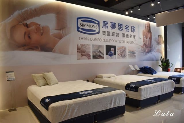 土城床墊寢具推薦。歐盟晶典睡眠館。凡到店參觀即贈精美抱枕一顆。年終慶，床墊折扣超優惠。結合各國進口品牌床墊＆台灣MIT床墊。價格優惠又實在。優質寢具特惠中。結合不同睡感於一張床，半夜起床也不打擾枕邊人