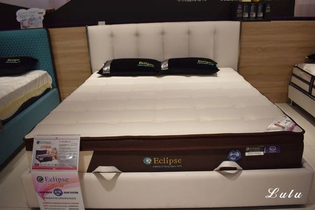 土城床墊寢具推薦。歐盟晶典睡眠館。凡到店參觀即贈精美抱枕一顆。年終慶，床墊折扣超優惠。結合各國進口品牌床墊＆台灣MIT床墊。價格優惠又實在。優質寢具特惠中。結合不同睡感於一張床，半夜起床也不打擾枕邊人