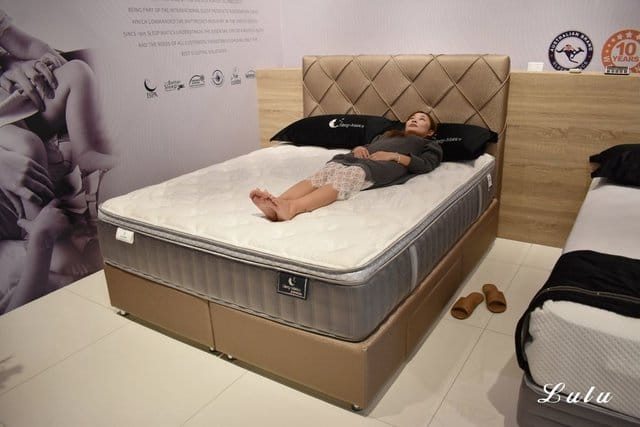 土城床墊寢具推薦。歐盟晶典睡眠館。凡到店參觀即贈精美抱枕一顆。年終慶，床墊折扣超優惠。結合各國進口品牌床墊＆台灣MIT床墊。價格優惠又實在。優質寢具特惠中。結合不同睡感於一張床，半夜起床也不打擾枕邊人