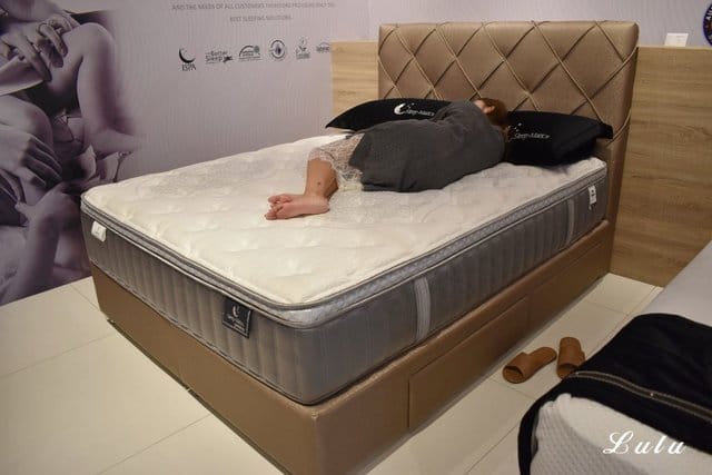 土城床墊寢具推薦。歐盟晶典睡眠館。凡到店參觀即贈精美抱枕一顆。年終慶，床墊折扣超優惠。結合各國進口品牌床墊＆台灣MIT床墊。價格優惠又實在。優質寢具特惠中。結合不同睡感於一張床，半夜起床也不打擾枕邊人