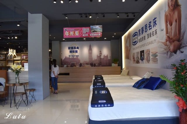 土城床墊寢具推薦。歐盟晶典睡眠館。凡到店參觀即贈精美抱枕一顆。年終慶，床墊折扣超優惠。結合各國進口品牌床墊＆台灣MIT床墊。價格優惠又實在。優質寢具特惠中。結合不同睡感於一張床，半夜起床也不打擾枕邊人