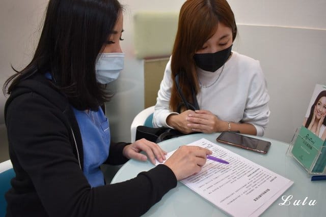 媄婧美學診所。專業醫師諮詢＆操作。價格合理。PICOCARE 皮秒雷射。 除斑、毛孔問題、細紋，促進膠原蛋白增生。一週後的肌膚Q彈緊緻，跟老化的下垂型毛孔說Bye