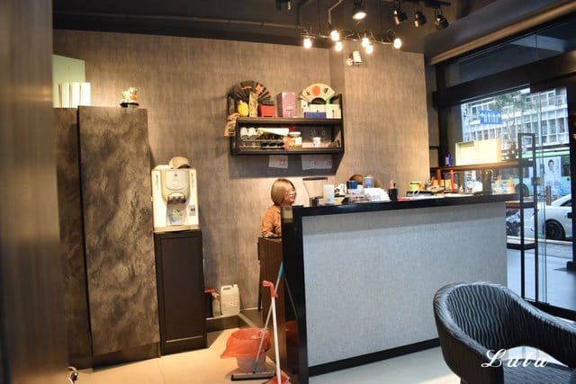 台中24小時髮廊。Virus Hair Salon-24H夜間髮廊 (剪理髮 染燙髮 髮型改造 美髮設計師)。超推2號設計師Amanda，親切可愛好相處，替你的秀髮著想