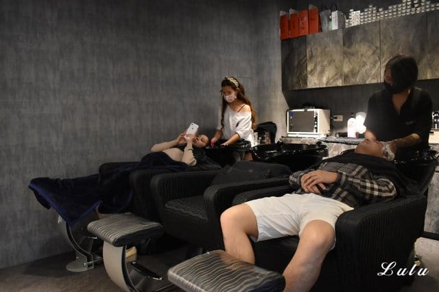 台中24小時髮廊。Virus Hair Salon-24H夜間髮廊 (剪理髮 染燙髮 髮型改造 美髮設計師)。超推2號設計師Amanda，親切可愛好相處，替你的秀髮著想