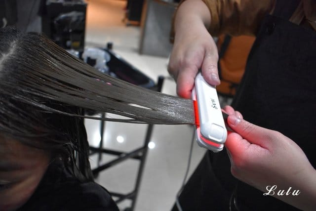 台中24小時髮廊。Virus Hair Salon-24H夜間髮廊 (剪理髮 染燙髮 髮型改造 美髮設計師)。超推2號設計師Amanda，親切可愛好相處，替你的秀髮著想