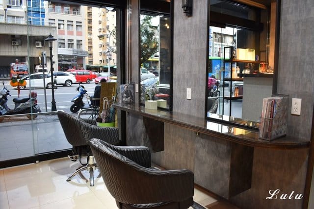 台中24小時髮廊。Virus Hair Salon-24H夜間髮廊 (剪理髮 染燙髮 髮型改造 美髮設計師)。超推2號設計師Amanda，親切可愛好相處，替你的秀髮著想