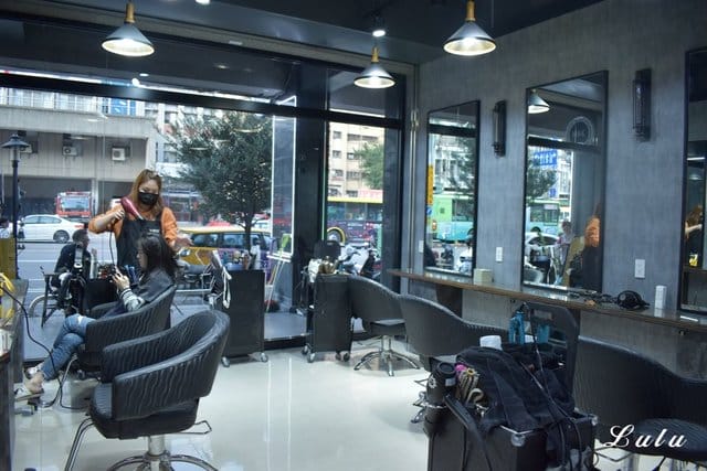 台中24小時髮廊。Virus Hair Salon-24H夜間髮廊 (剪理髮 染燙髮 髮型改造 美髮設計師)。超推2號設計師Amanda，親切可愛好相處，替你的秀髮著想