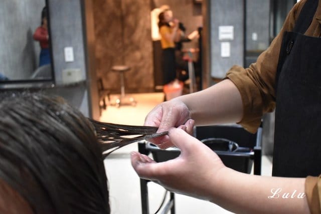 台中24小時髮廊。Virus Hair Salon-24H夜間髮廊 (剪理髮 染燙髮 髮型改造 美髮設計師)。超推2號設計師Amanda，親切可愛好相處，替你的秀髮著想