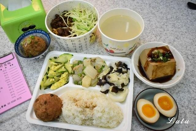 台北平價美食推薦。老北京炸醬麵。近小巨蛋捷運站。將老北京的特色美食，帶到台灣的傳統美味。新鮮溫體豬肉，純手工切成肉丁塊及黃豆醬等而成的炸醬麵，口感層次豐富
