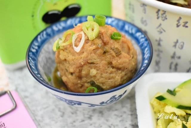 台北平價美食推薦。老北京炸醬麵。近小巨蛋捷運站。將老北京的特色美食，帶到台灣的傳統美味。新鮮溫體豬肉，純手工切成肉丁塊及黃豆醬等而成的炸醬麵，口感層次豐富