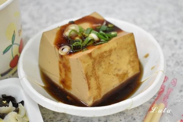 台北平價美食推薦。老北京炸醬麵。近小巨蛋捷運站。將老北京的特色美食，帶到台灣的傳統美味。新鮮溫體豬肉，純手工切成肉丁塊及黃豆醬等而成的炸醬麵，口感層次豐富