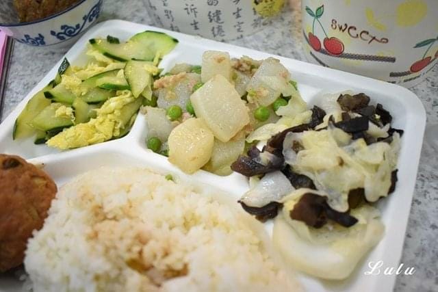 台北平價美食推薦。老北京炸醬麵。近小巨蛋捷運站。將老北京的特色美食，帶到台灣的傳統美味。新鮮溫體豬肉，純手工切成肉丁塊及黃豆醬等而成的炸醬麵，口感層次豐富