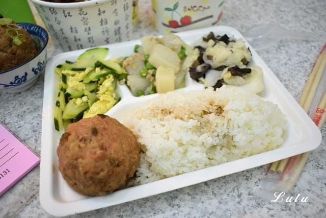 台北平價美食推薦。老北京炸醬麵。近小巨蛋捷運站。將老北京的特色美食，帶到台灣的傳統美味。新鮮溫體豬肉，純手工切成肉丁塊及黃豆醬等而成的炸醬麵，口感層次豐富