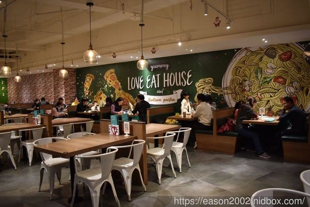 新莊美食天地。Jc 食尚廣場。樂義屋Love Eat House。義大利麵/手作pizza/燉飯。加料加價NT$49，升級套餐享飲料無限量暢飲