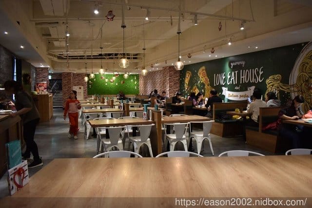 新莊美食天地。Jc 食尚廣場。樂義屋Love Eat House。義大利麵/手作pizza/燉飯。加料加價NT$49，升級套餐享飲料無限量暢飲