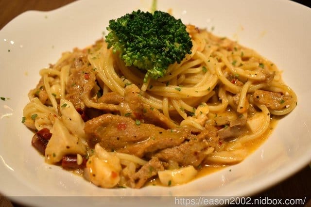 新莊美食天地。Jc 食尚廣場。樂義屋Love Eat House。義大利麵/手作pizza/燉飯。加料加價NT$49，升級套餐享飲料無限量暢飲