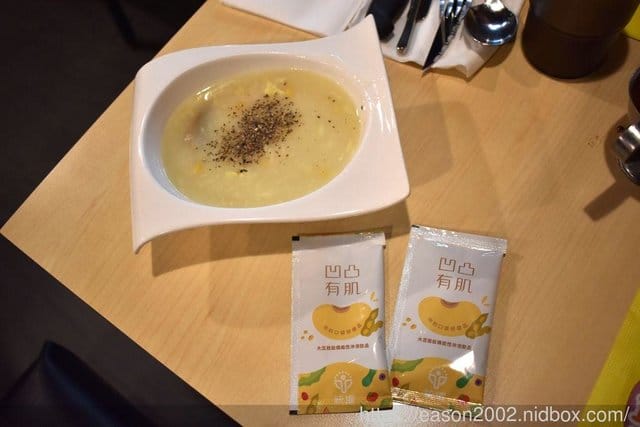 統耀｜你的口袋保健品 凹凸有肌大豆胜肽。大豆胜肽+11種蔬果萃取12種綜合維他命+日本孢子型乳酸菌+半乳寡糖。幫助消化，營養補充。加入喜愛飲品或是食物中，營養補給好輕鬆