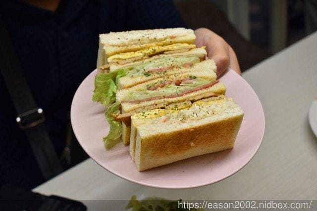 西門早午餐。Dejia得嘉野餐廚房。西門在地深耕20年的老店，重新改造，新食尚概念。食材新鮮嚴選，獨特手作沾醬，讓人回味無窮