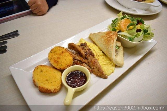 西門早午餐。Dejia得嘉野餐廚房。西門在地深耕20年的老店，重新改造，新食尚概念。食材新鮮嚴選，獨特手作沾醬，讓人回味無窮
