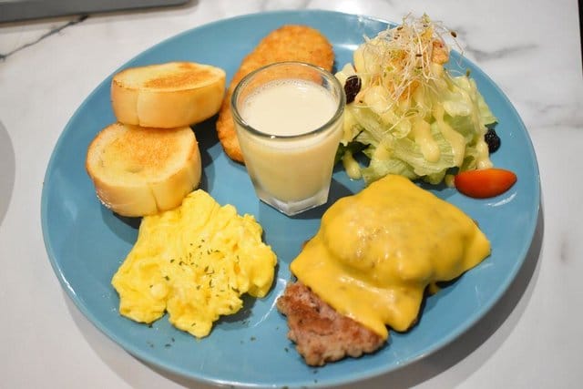 蘆洲早午餐。#丄青初食。享受文青風的悠閒早午餐時光。蔥鹽燒肉蛋餅/花生油條/法式金磚/黑糖牛奶/摩卡咖啡/山姆大叔豬事大吉