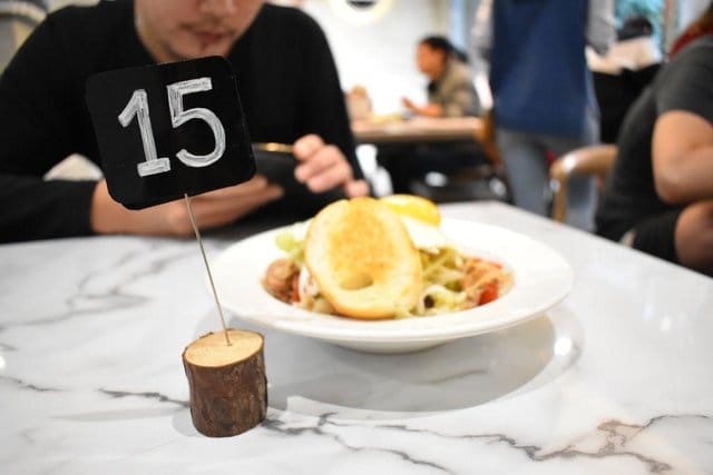 蘆洲早午餐。#丄青初食。享受文青風的悠閒早午餐時光。蔥鹽燒肉蛋餅/花生油條/法式金磚/黑糖牛奶/摩卡咖啡/山姆大叔豬事大吉