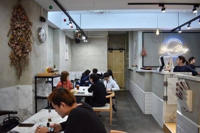 蘆洲早午餐。#丄青初食。享受文青風的悠閒早午餐時光。蔥鹽燒肉蛋餅/花生油條/法式金磚/黑糖牛奶/摩卡咖啡/山姆大叔豬事大吉