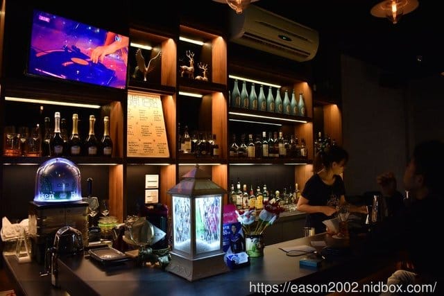 台中西區音樂酒吧。Wu La La。每週三、五、六，固定音樂活動。週末及小週末，放鬆心情的好地方