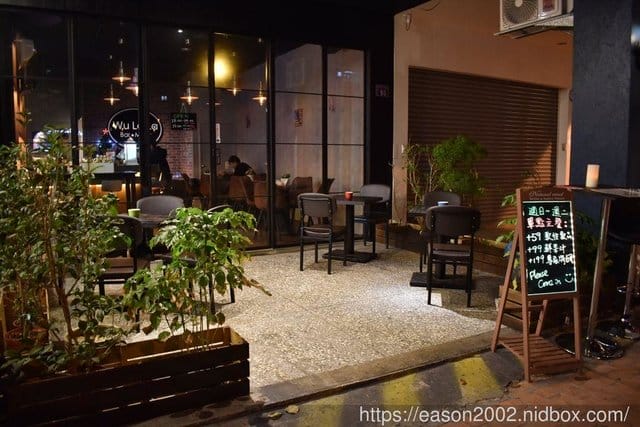 台中西區音樂酒吧。Wu La La。每週三、五、六，固定音樂活動。週末及小週末，放鬆心情的好地方