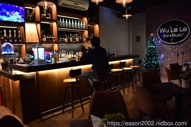 台中西區音樂酒吧。Wu La La。每週三、五、六，固定音樂活動。週末及小週末，放鬆心情的好地方