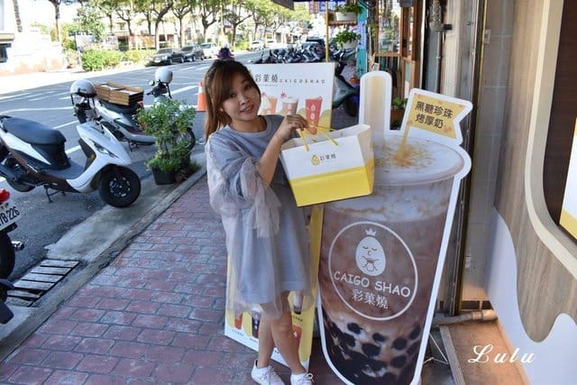 台中大里伴手禮。彩菓燒-台中大里店。彩繪雞蛋糕2.0升級版，豐富內餡夾心，各式不同口味，滿足你的味蕾。繽紛泡泡，彩色泡芙。漸層氣泡飲，水果風味，超沁涼