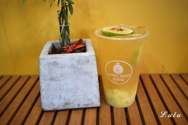 台中大里伴手禮。彩菓燒-台中大里店。彩繪雞蛋糕2.0升級版，豐富內餡夾心，各式不同口味，滿足你的味蕾。繽紛泡泡，彩色泡芙。漸層氣泡飲，水果風味，超沁涼