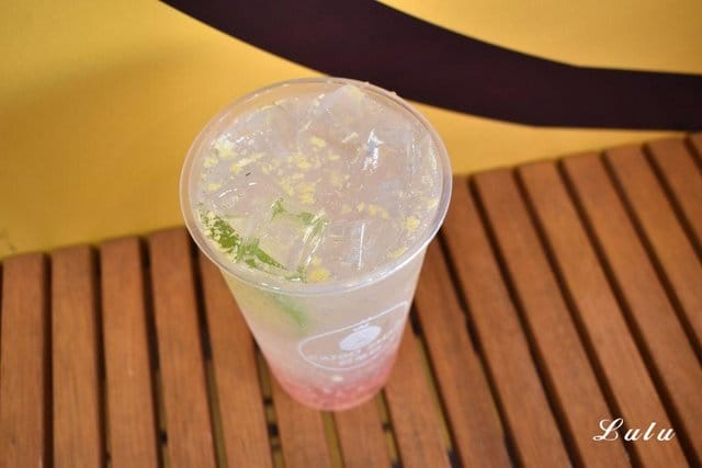 台中大里伴手禮。彩菓燒-台中大里店。彩繪雞蛋糕2.0升級版，豐富內餡夾心，各式不同口味，滿足你的味蕾。繽紛泡泡，彩色泡芙。漸層氣泡飲，水果風味，超沁涼
