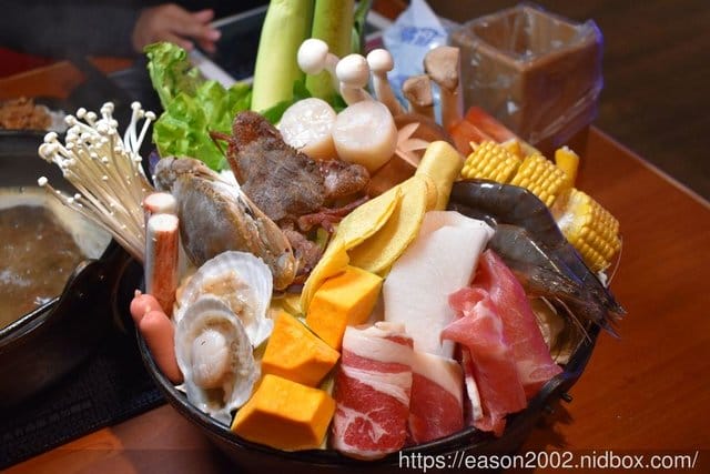 桃園海鮮百匯火烤兩吃吃到飽。文中海鮮百匯。澎湖產地直送。享受最新鮮的海陸雙饗