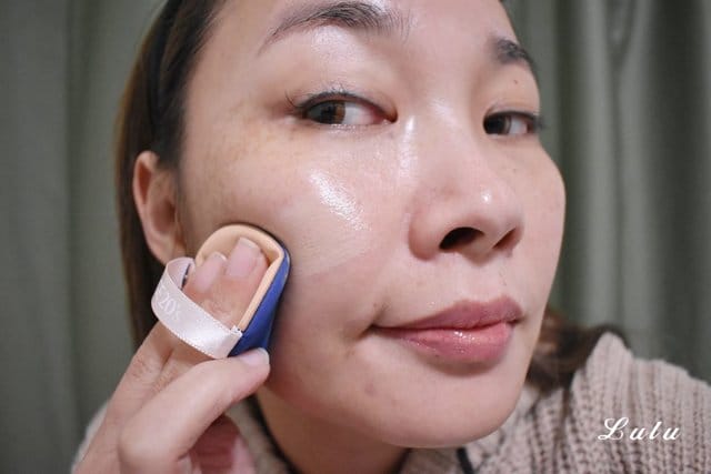 超值韓國美妝小物推薦。Age 20s歐若拉極光煥彩爆水粉餅超值組(1殼含蕊+補充粉蕊)SPF50+/PA+++，自動吸附多餘油光，維持完美妝容不脫妝的祕密武器。LASHTOC自黏式假睫毛，不含致敏成分