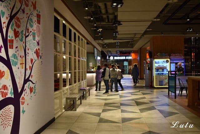 淡水新駐點。美麗新廣場 淡海館 。大小朋友的歡樂天堂。逛街、吃飯、玩耍、看電影，一次搞定。小小孩放電的好地方，眾多的親子餐廳可選擇
