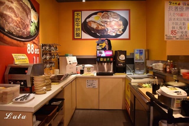 7盎司牛排 港墘店。超大牛排專門店。平價厚切牛排，吃得到牛肉的原汁鮮甜，每口豐富口感有嚼勁。自助吧無限量供應，吃到飽