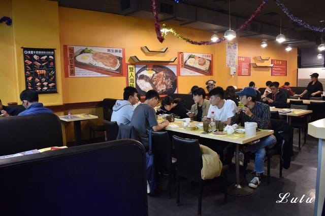 7盎司牛排 港墘店。超大牛排專門店。平價厚切牛排，吃得到牛肉的原汁鮮甜，每口豐富口感有嚼勁。自助吧無限量供應，吃到飽