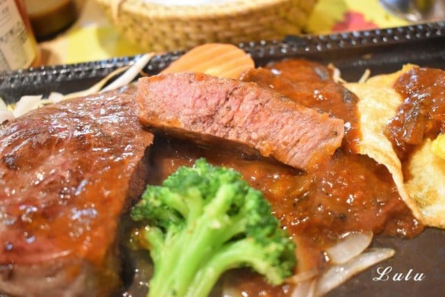 7盎司牛排 港墘店。超大牛排專門店。平價厚切牛排，吃得到牛肉的原汁鮮甜，每口豐富口感有嚼勁。自助吧無限量供應，吃到飽