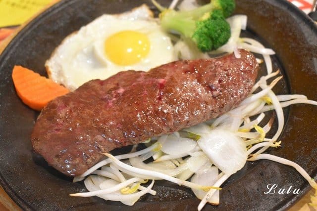 7盎司牛排 港墘店。超大牛排專門店。平價厚切牛排，吃得到牛肉的原汁鮮甜，每口豐富口感有嚼勁。自助吧無限量供應，吃到飽