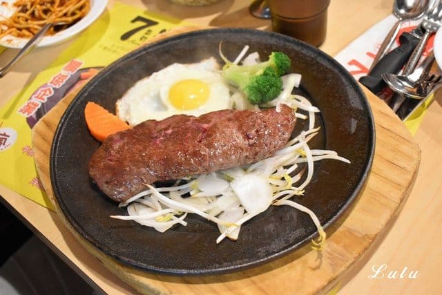 7盎司牛排 港墘店。超大牛排專門店。平價厚切牛排，吃得到牛肉的原汁鮮甜，每口豐富口感有嚼勁。自助吧無限量供應，吃到飽