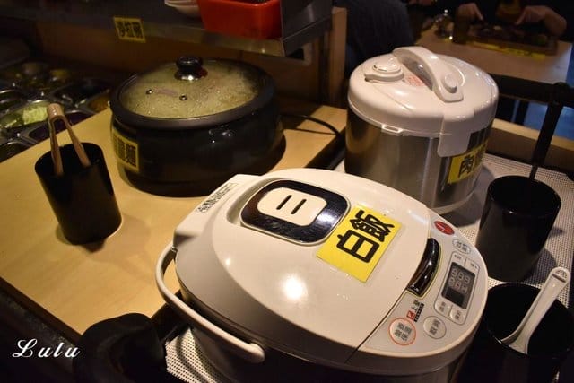 7盎司牛排 港墘店。超大牛排專門店。平價厚切牛排，吃得到牛肉的原汁鮮甜，每口豐富口感有嚼勁。自助吧無限量供應，吃到飽