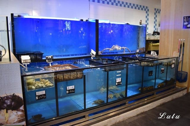 桃園火鍋推薦。土狗樂市桃園內壢家樂福店。活體現撈海鮮，現撈現稱重計價，吃出原味鮮甜。鍋物食材自己挑選，吃多少拿多少