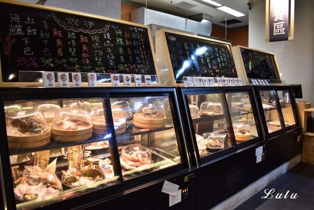 桃園火鍋推薦。土狗樂市桃園內壢家樂福店。活體現撈海鮮，現撈現稱重計價，吃出原味鮮甜。鍋物食材自己挑選，吃多少拿多少