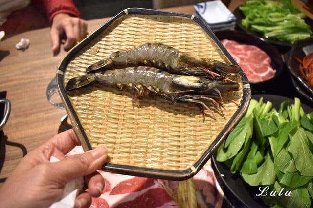 桃園火鍋推薦。土狗樂市桃園內壢家樂福店。活體現撈海鮮，現撈現稱重計價，吃出原味鮮甜。鍋物食材自己挑選，吃多少拿多少